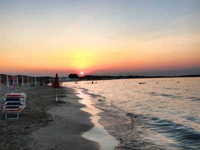 L�ultima frazione di Carovigno prima di arrivare a Torre Guaceto, � Specchiolla, un po� la �marina� degli abitanti di San Vito dei Normanni, che l'hanno resa la propria meta estiva preferita. La spiaggia pi� nota � il Lido sabbia d'oro, che fotografiamo al tramonto (foto di Antonio Colella)